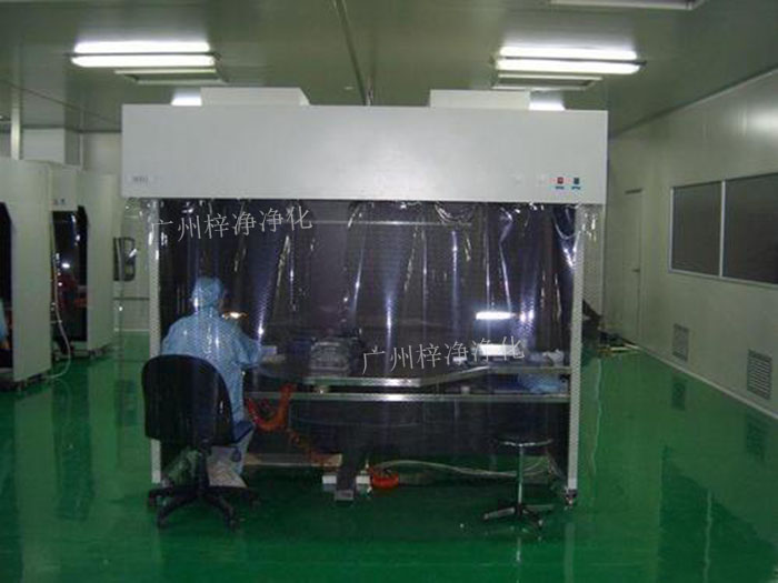 百級超凈工作臺廣泛用于電子，精密儀器，儀表，微生物、制藥， 醫(yī)療、硬盤制造等領(lǐng)域。百級超凈工作臺可連接組成生產(chǎn)流水線，也可單臺使用，可移動，靈活性強(qiáng)等優(yōu)點(diǎn)。